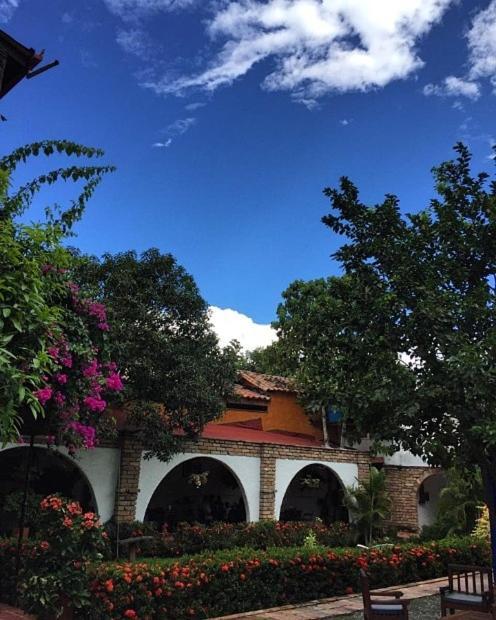 Hotel Y Restaurante Bienmesabe Santa Fe de Antioquia Bagian luar foto