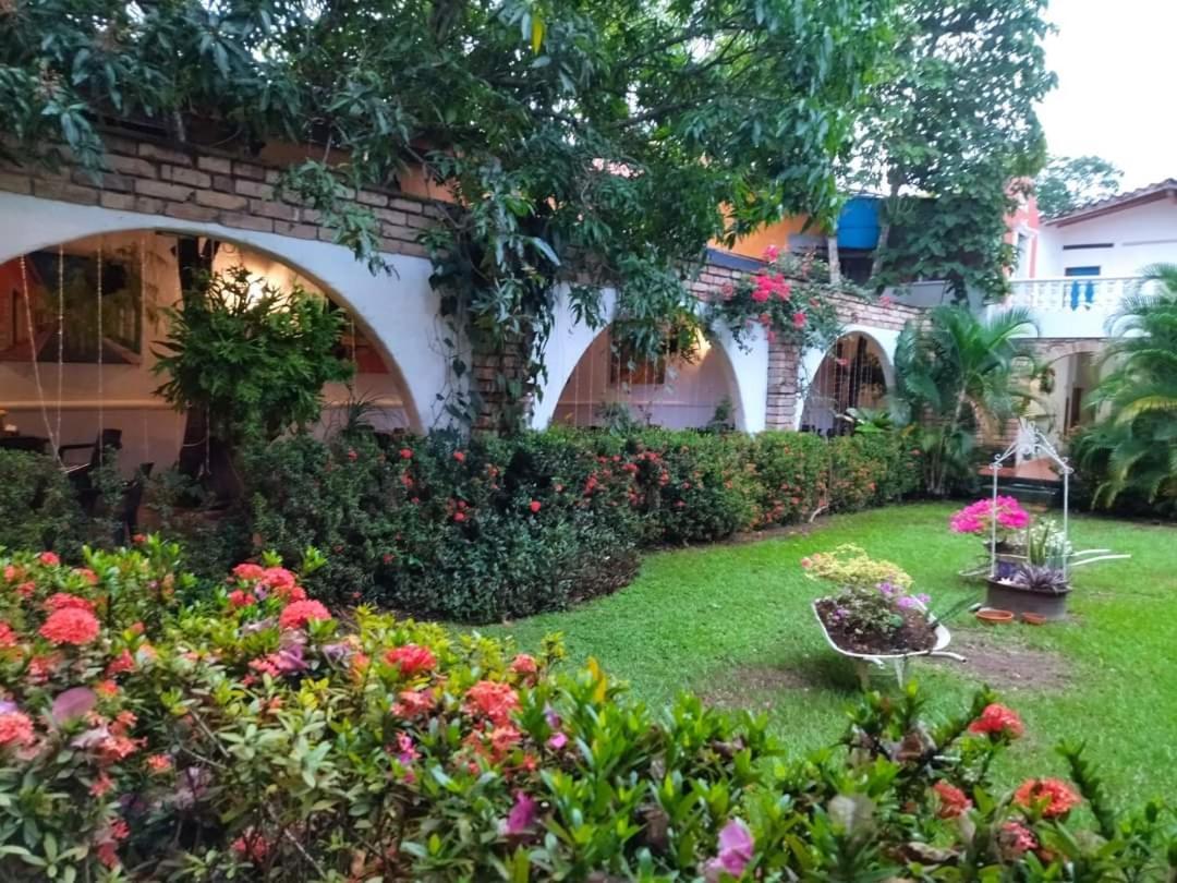 Hotel Y Restaurante Bienmesabe Santa Fe de Antioquia Bagian luar foto
